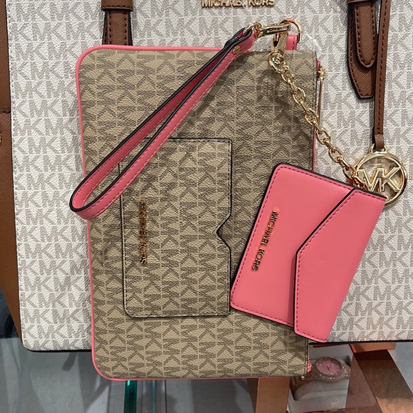 MICHAEL KORS JET SET ITEM LG 2 in 1 CARD CASE & WRISTLET
Tea Rose
NWT - Picture 3 of 16